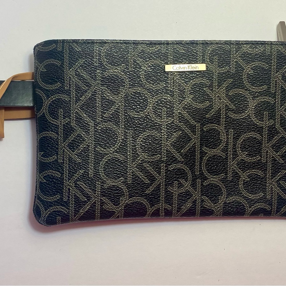 New Calvin Klein Women's Lg
Monogram Black Belt Bag/Fanny Pack. Removable Bag.